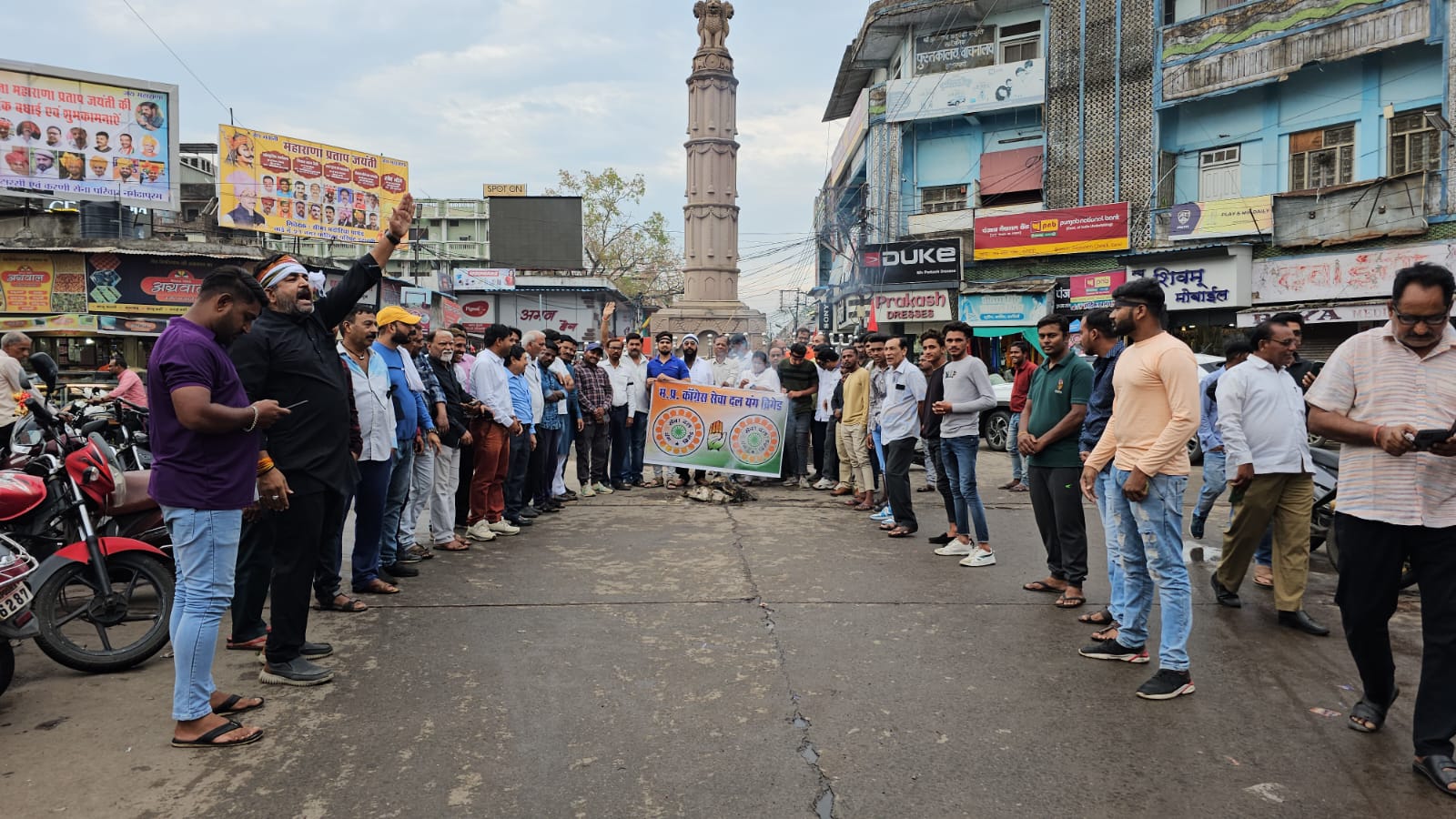 कोंग्रेस नेता गज्जू तिवारी के नेतृत्व में फूंका पुतला