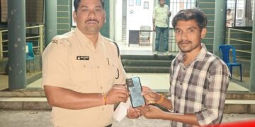 पुलिस वापस कर रही मोबाइल