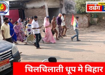 चिलचिलाती धूप मे मुनिराज इटारसी से बिहार करते हुए भोपाल के लिए रवाना