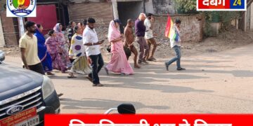 चिलचिलाती धूप मे मुनिराज इटारसी से बिहार करते हुए भोपाल के लिए रवाना