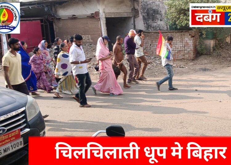 चिलचिलाती धूप मे मुनिराज इटारसी से बिहार करते हुए भोपाल के लिए रवाना